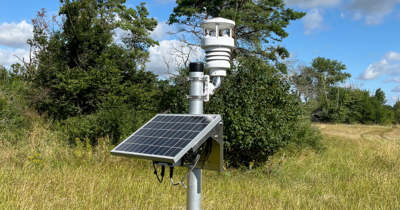 Eine Wetterstation mit einem Solarmodul