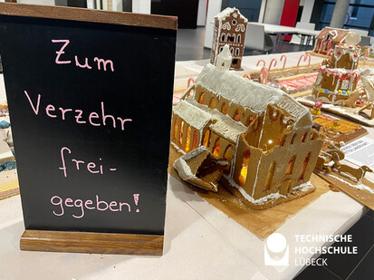 Lebkuchenhäuser zum Verzehr freigegeben Schild auf dem steht "zum Verzehr freigegeben"
