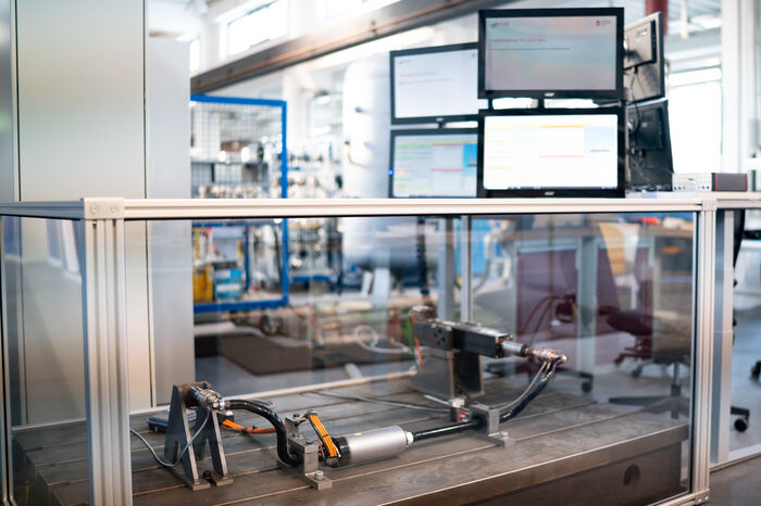 Prüfstand mit vier Monitoren in Werkstatt