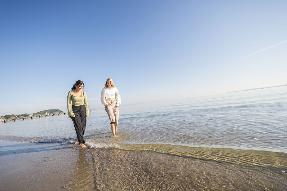 Studieren in Lübeck: Lebensqualität zwischen Ostsee und UNESCO-Welterbe Studierende genießen die Ostsee an einem sonnigen Tag am Strand in Travemünde/Lübeck