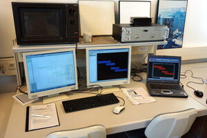 Bild zeigt Monitore mit Daten