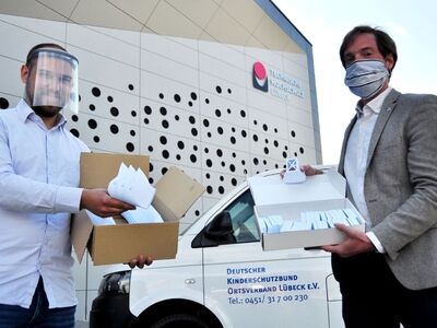 Maschinenbauingenieur Felix Harden, TH Lübeck (links) übergibt erste Masken als Spende an Nicola Leuschner, Geschäftsführer des Kinderschutzbundes Ortsverband Lübeck. Foto: TH Lübeck