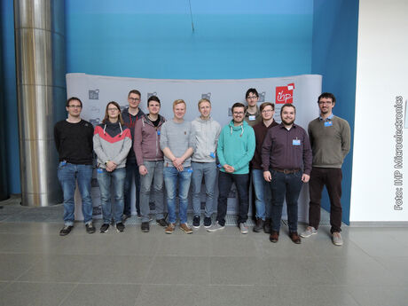 Studierende der Studiengänge EKS und ISE besuchten mit Laboringenieur M.Sc. Peter Bartmann (2.v.r.) und Oliver Stecklina (rechts) das IHP in Frankfurt (Oder). Foto: IHP Microelectronics