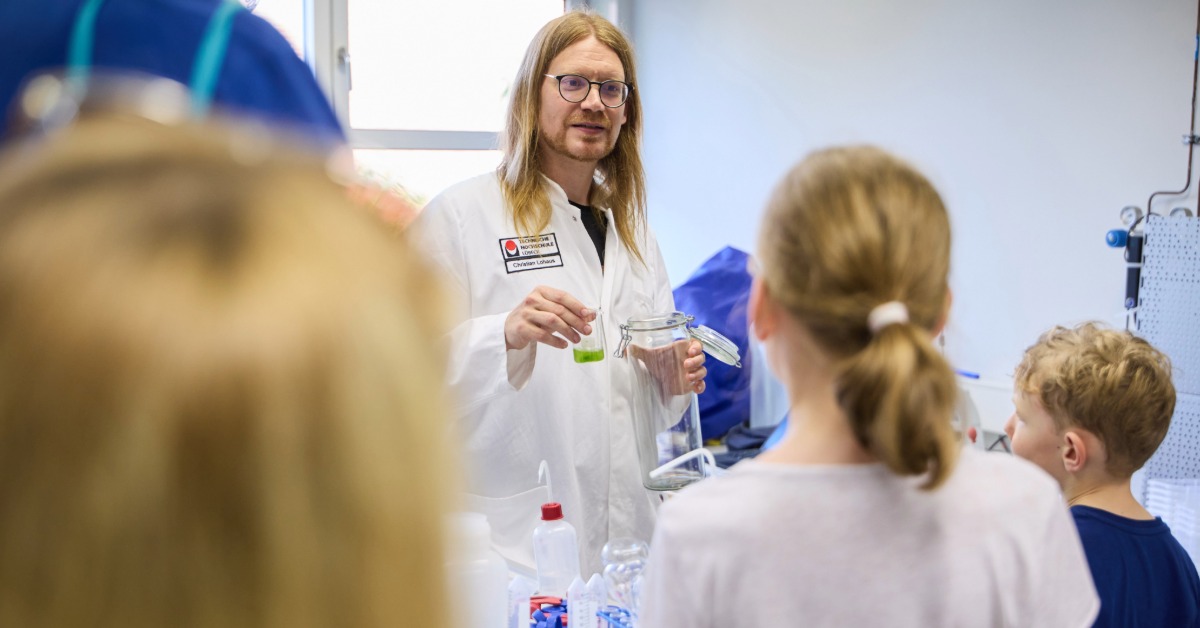 th_luebeck_juniocampus_mikroalgen THL-Wissenschaftler erklärt Kindern im Labor Mikroalgen