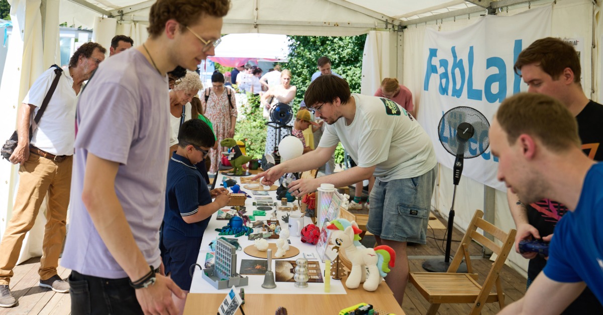 th_luebeck_juniorcampus_fablab Besucher entdecken 3D-Druckobjekte am Stand des FabLab Lübeck