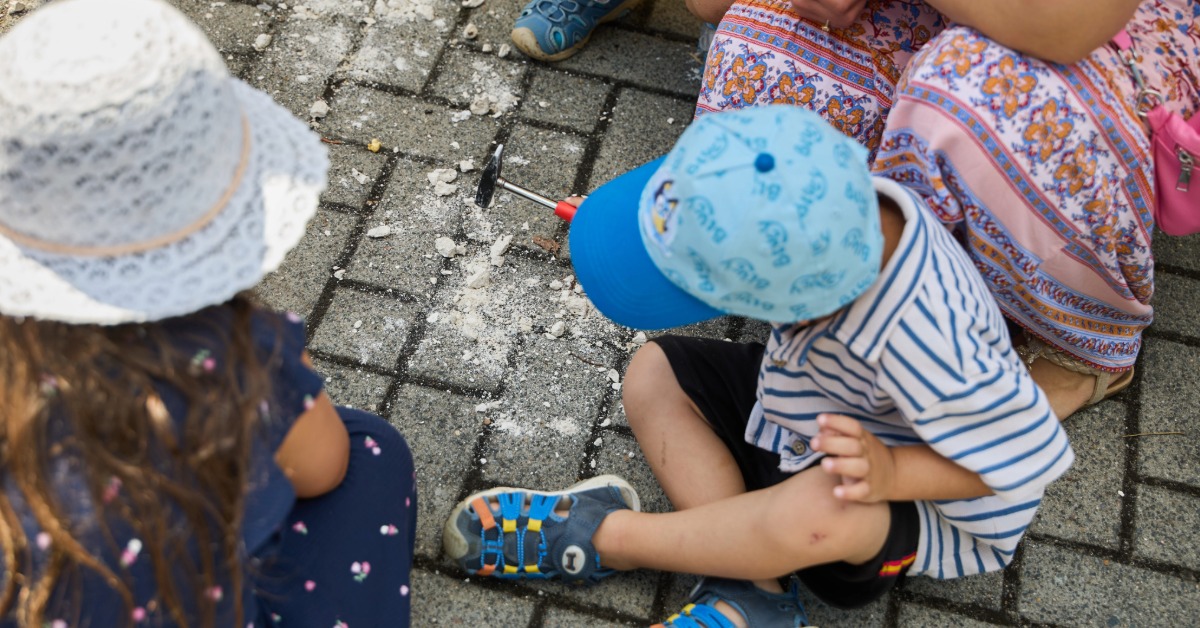 th_luebeck_juniorcampus_gestein Kinder zerkleinern mit Hammer Steine auf dem Pflaster