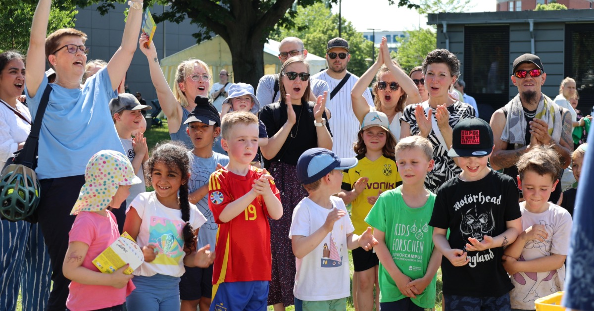 th_luebeck_juniorcampus_jubel Kinder und Erwachsene jubeln gemeinsam im Freien