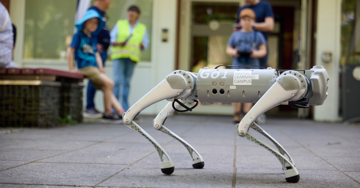 th_luebeck_juniorcampus_roboterhund Ein Roboterhund steht auf dem Steinboden.