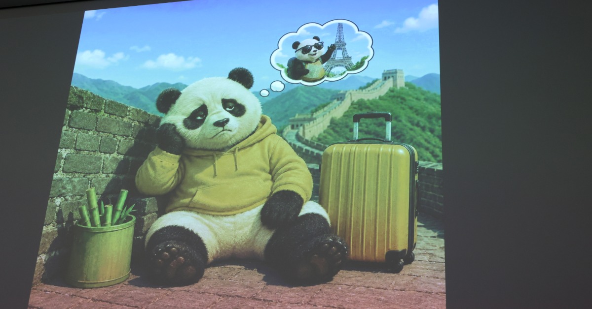 Präsentationsfolie mit einem KI-generierten Panda, der von einem Urlaub in Paris träumt