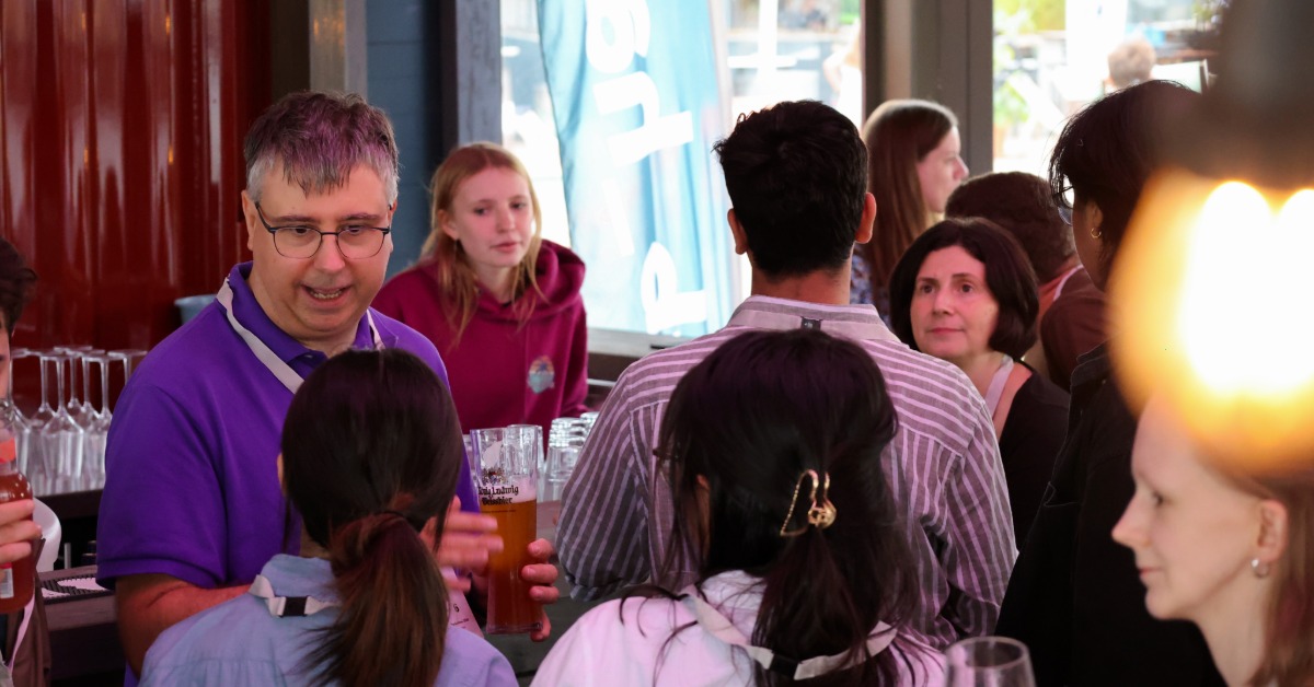Menschen im Gespräch vor einer Bar.