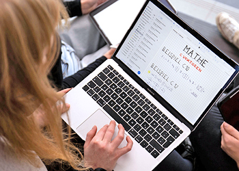 Foto zeigt Studentin die am Laptop arbeitet