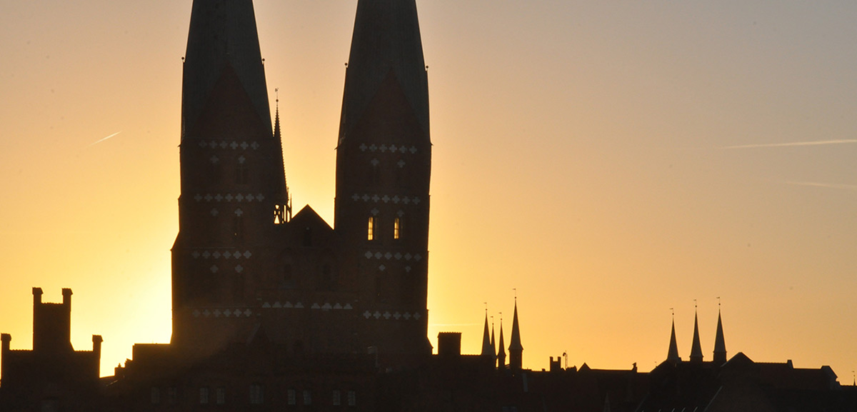 Kirchtürme Zwei Kirchtürme im Sonnenaufgang