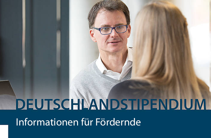 Deutschlandstipendium Informationen für Fördernde Zwei Personen unterhalten sich und der Schriftzug Informationen für Fördernde