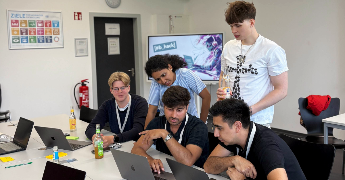 Gruppenfoto bei der Arbeit am Computer