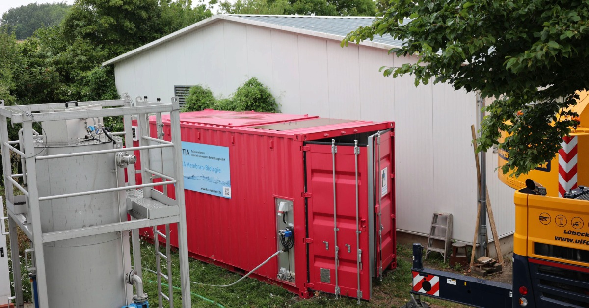 Links im Bild sind der Turm und der rote Container, rechts der Kran.