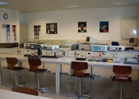 Bild zeigt Tische und Stühle mit Equipment