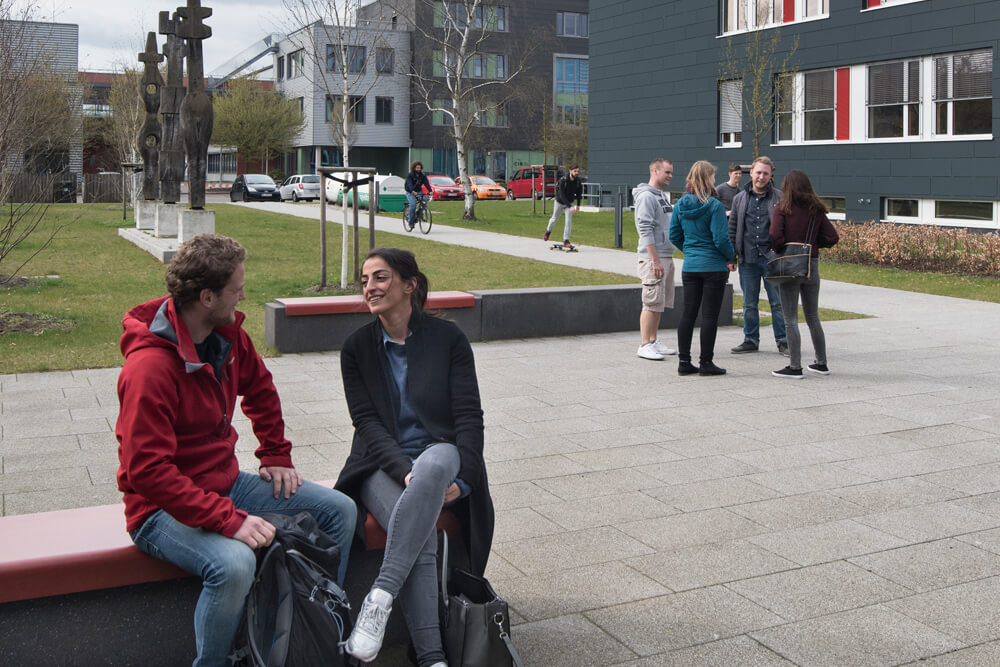 Studierende auf dem Campus der TH Lübeck