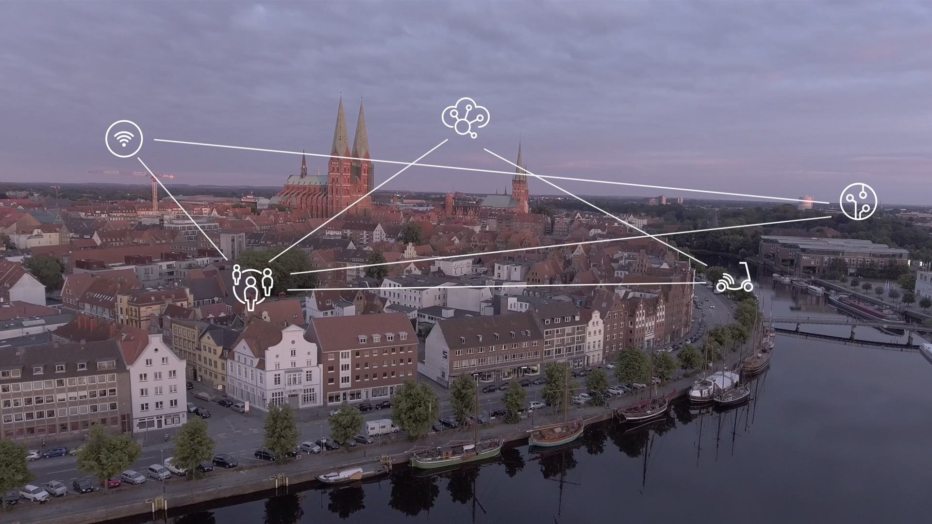 Ein Blick aus der Luft auf die Lübecker Altstadtinsel. Über der Stadt schwebende Smart-Coty-Icons sind miteinander verbunden.