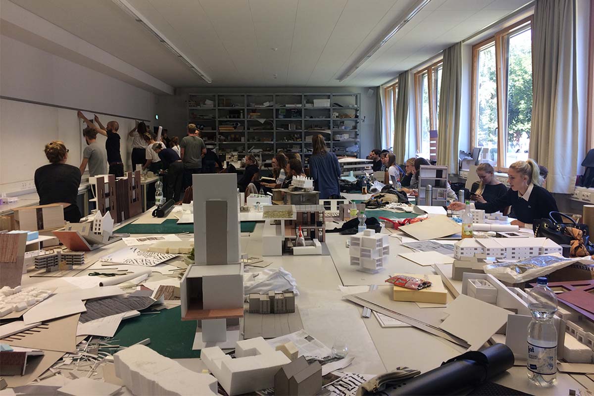 Ein kreatives Architektur-Atelier voller Arbeitsmaterialien und fertiger Modelle.