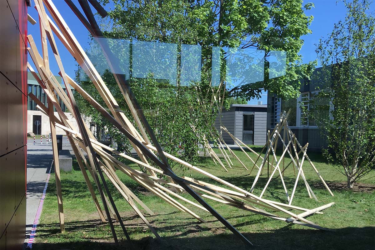 Detailansicht der Holzstruktur mit integrierten transparenten Scheiben.
