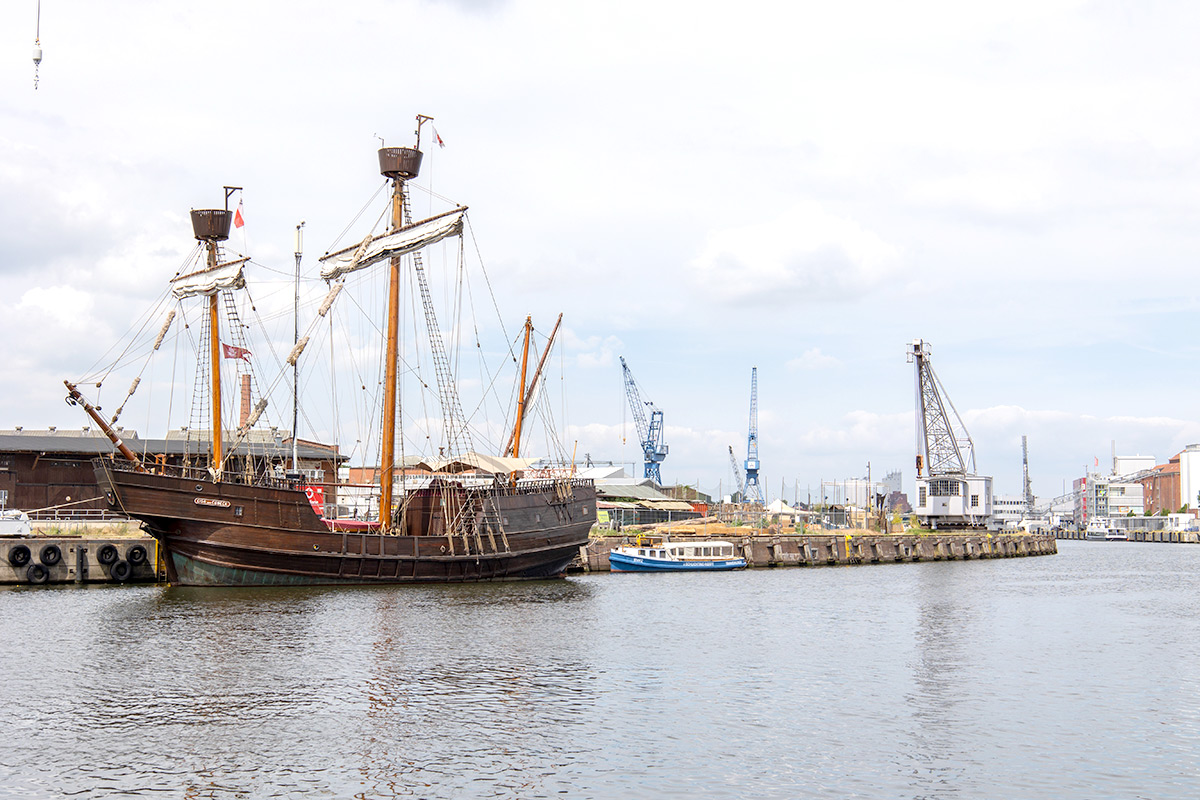 Am Donnerstagabend geht in den Schuppen 9, am Lübecker Hafen. Dieser befindet sich direkt am Rande der Lübecker Altstadt. Blick von der Wasserkante am Schuppen 9 auf das Hanseschiff: Lisa von Lübeck