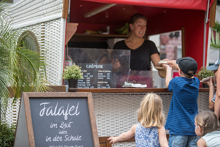 Eine Verkäuferin in der Lübecker Innenstadt