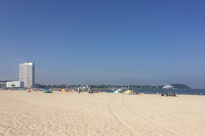 Blick vom Priwall-Strand auf die Travemünder Skyline