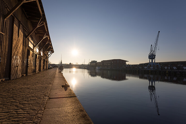 Blick entlang des Kais an der Lübecker Obertrave in der Innenstadt