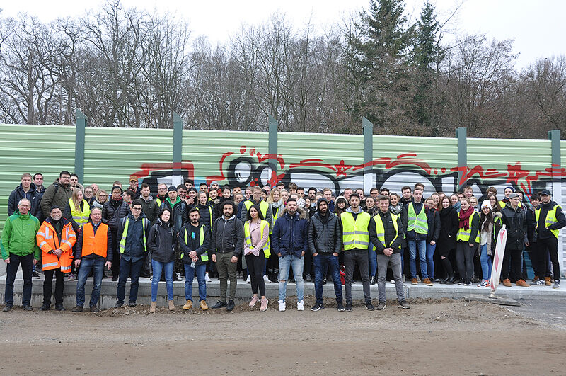 Gruppenbild aller Teilnehmenden einer Kompaktwoche des Fachbereichs Bauwesen der TH Lübeck mit Warnwesten auf der Baustelle